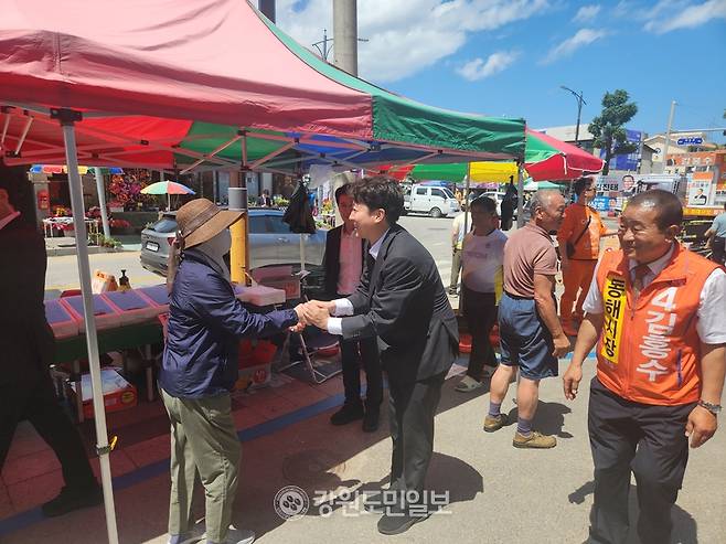 ▲ 이준석 개혁신당 대표는 28일 국내 3대 5일장인 동해시 북평5일장을 방문, 김홍수 시장 후보 지지를 호소했다. 김우열 기자