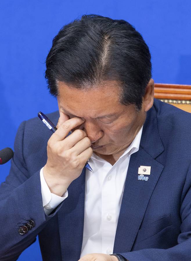 정청래 더불어민주당 대표가 28일 국회에서 열린 전문가 좌담회에서 발언을 듣다가 눈을 만지고 있다. 연합뉴스