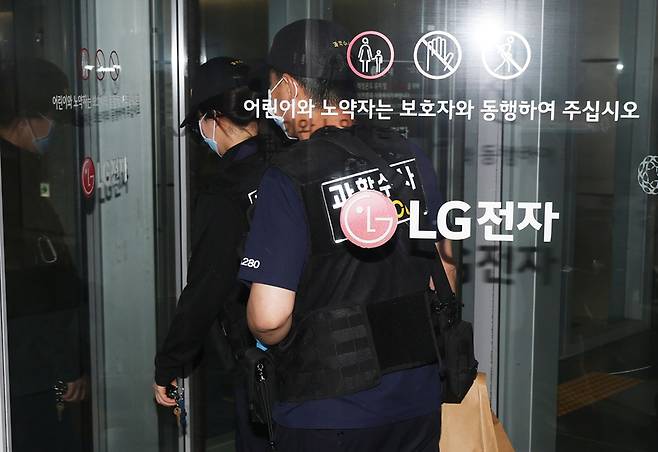 서울 강서구 LG전자 마곡업무센터에서 직원 흉기 피습 사건이 발생했다. 경찰 과학수사대원들이 조사를 마친 뒤 현장을 떠나고 있다. 2026.5.27 / 사진=연합뉴스