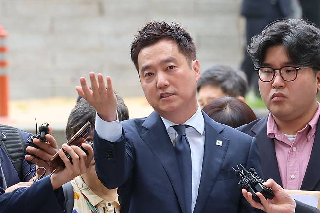 유튜버 김세의를 상대로 120억원의 손해배상소송을 제기한 배우 김수현이 청구액을 높일 방침이다. 사진은 26일 서울 서초구 서울중앙지법에서 성폭력범죄의 처벌 등에 관한 특례법 위반(카메라 등 이용 촬영물 반포 등) 혐의로 구속 전 피의자 심문(영장실질심사)에 출석한 김세의. /사진=뉴시스