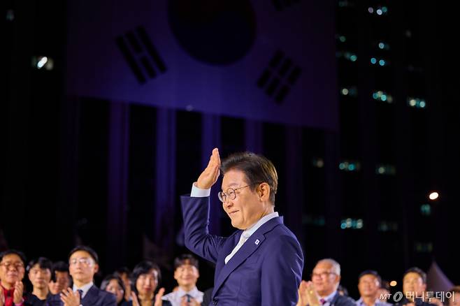 (서울=뉴스1) 허경 기자 = 이재명 대통령이 지난 15일 서울 세종대로 광화문광장에서 열린 '광복 80년, 국민 주권으로 미래를 세우다' 제21대 대통령 국민 임명식에서 손 들어 인사하고 있다. (이재명 대통령 SNS. 재판매 및 DB 금지) 2025.8.16/뉴스1 Copyright (C) 뉴스1. All rights reserved. 무단 전재 및 재배포, AI학습 이용 금지. /사진=(서울=뉴스1) 허경 기자