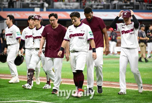 2026년 5월 27일 오후 서울 고척스카이돔에서 열린 '2026 신한 SOL KBO리그' KIA 타이거즈와 키움 히어로즈의 경기. 카움이 2-9로 패한 뒤 아쉬워하고 있다./고척=유진형 기자 zolong@mydaily.co.kr