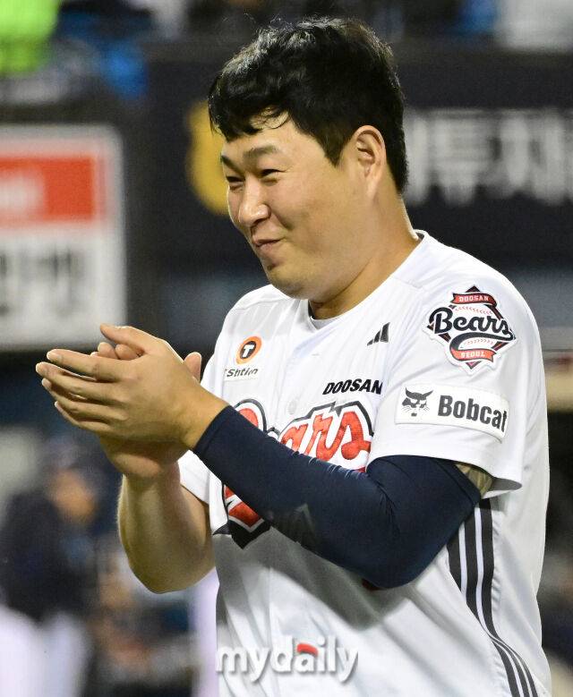 2026년 5월 21일 오후 서울 잠실구장에서 열린 '2026 신한 SOL KBO리그' NC 다이노스와 두산 베어스의 경기. 두산 양의지가 1-0으로 승리한 뒤 기뻐하고 있다./마이데일리