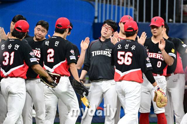 2026년 5월 27일 오후 서울 고척스카이돔에서 열린 '2026 신한 SOL KBO리그' KIA 타이거즈와 키움 히어로즈의 경기. KIA가 9-2로 승리한 뒤 기뻐하고 있다./마이데일리