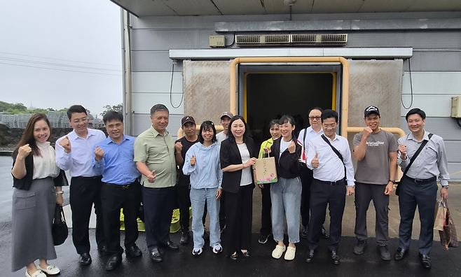 27일 제주 조천농협 산지유통센터를 찾은 베트남 닌빈성 대표단이 계절노동자들과 함께 노동자들의 성공적인 한국생활을 응원하고 있다.