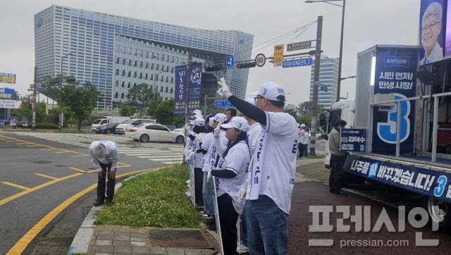 ▲김덕수 조국혁신당 나주시장 후보가 사전투표 참여를 독려하며 지지를 호소 하고있다.ⓒ프레시안