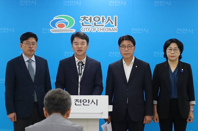더불어민주당 소속 문진석(왼쪽 두번째)·이재관(왼쪽 세번째) 국회의원이 27일 시청 브리핑실에서 공동 기자회견을 하고 있다.ⓒ문진석 의원실 제공