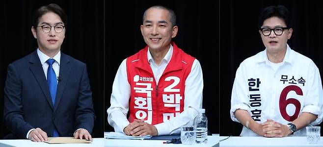 28일 오후 부산 동구 부산 MBC에서 열린 북갑 보궐선거 후보자 토론회에서 하정우 더불어민주당(왼쪽부터), 박민식 국민의힘, 한동훈 무소속 후보가 토론에 앞서 리허설을 하고 있다. ⓒ연합뉴스