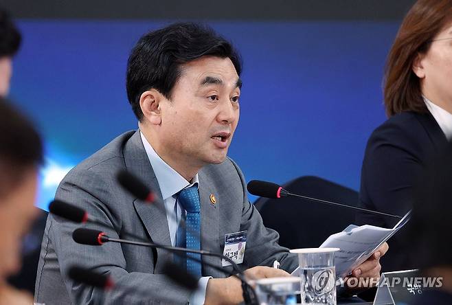 안규백 국방부 장관, 핵추진잠수함 기본계획 발표 (창원=연합뉴스) 김도훈 기자 = 안규백 국방부 장관이 26일 경남 창원시 진해구에서 열린 이재명 대통령 주재 제1회 미래국방전략위원회에서 핵추진잠수함 개발 기본계획을 발표하고 있다. 2026.5.26 superdoo82@yna.co.kr