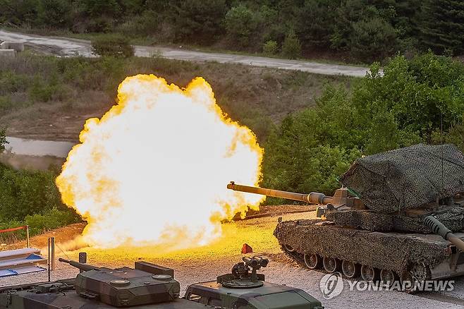 불꽃 내뿜는 K2 전차 (포천=연합뉴스) 임병식 기자 = 국방부는 경기도 포천시 승진훈련장에서 2026 합동화력훈련을 실시했다. 이번 훈련은 국민주권 정부 출범 이후 한국군 주요 전력이 대거 참여하는 합동화력훈련으로 K-방산 주력장비와 신규 무기체계 등을 소개하는 자리다. 사진은 지난 21일 실시된 합동화력훈련 미디어데이에서 육군 K2 전차가 포탄을 발사하는 모습. 2026.5.28 andphotodo@yna.co.kr