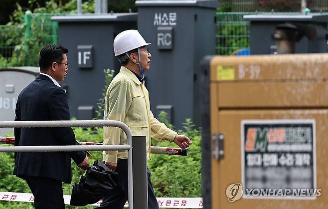 서소문 고가 사고현장 방문한 김윤덕 장관 (서울=연합뉴스) 김인철 기자 = 김윤덕 국토교통부 장관이 28일 서울 서대문구 서소문 고가차도 붕괴 사고 현장을 방문해 이동하고 있다. 2026.5.28 yatoya@yna.co.kr