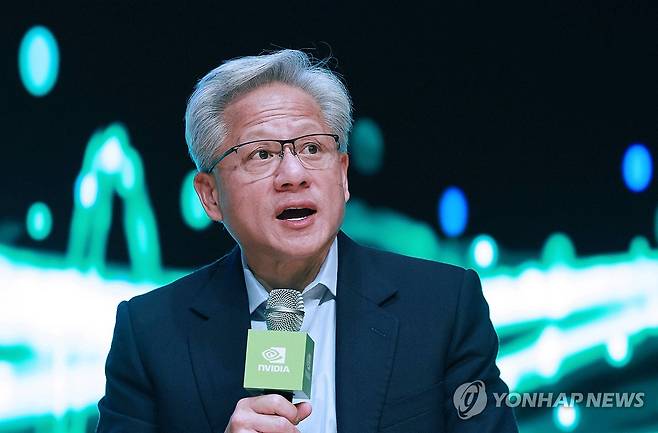 발언하는 젠슨 황 (경주=연합뉴스) 한종찬 기자 = 젠슨 황 엔비디아 최고경영자가 31일 경북 경주 예술의전당 원화홀에서 열린 2025년 아시아태평양경제협의체(APEC) 경주 엔비디아 기자간담회에서 발언하고 있다. 2025.10.31 saba@yna.co.kr