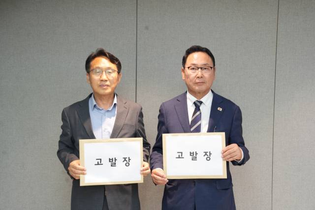 한상경 김영춘 충남교육감후보 선거대책위원장(좌)과 김영춘 충남교육감 후보(우)가 교육공무원 선거 개입에 대한 고발장 제출을 예고했다. 사진=김영정 기자