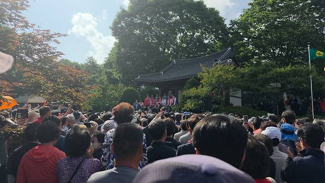 박근혜 전 대통령이 28일 오후 부친인 박정희 전 대통령의 옛 하숙집인 문경 청운각에서 인사하는 모습. /고성환 기자