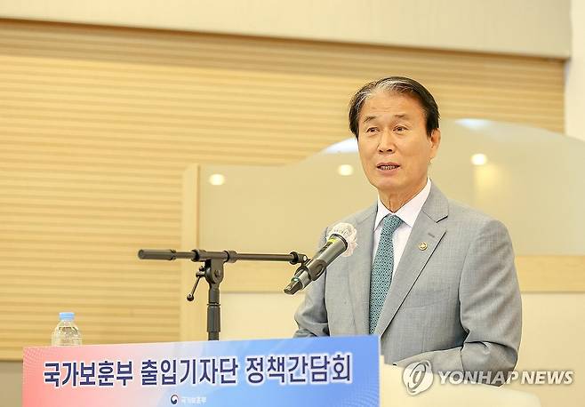 권오을 국가보훈부 장관이 29일 서울 용산구 국방컨벤션센터에서 열린 국가보훈부 출입기자단 정책간담회에서 발언하고 있다. /연합뉴스