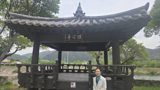 세심정 앞에 선 하순희 시인,