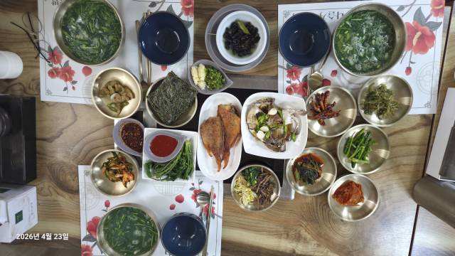 산청 ‘다슬기와 국밥’ 솥밥 다슬기 정식 상차림.