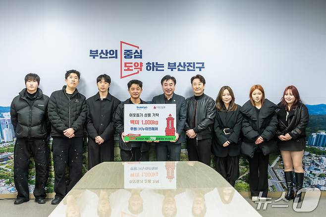 송강우 대표가 쌀 1톤 기부 행사에 각 지점 원장들과 함께한 모습.(송강우 대표 제공)