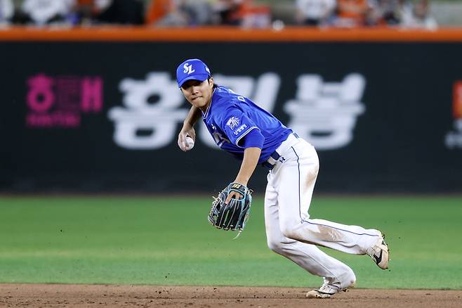 삼성 이재현이 10일 대전 한화생명 볼파크에서 열린 2026 KBO리그 정규시즌 한화전에서 유격수 땅볼을 처리하고 있다. 사진 | 삼성 라이온즈