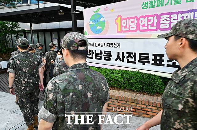 6.3 지방선거 사전투표 첫날인 29일 오전 서울 용산구 한남동주민센터 사전투표소에서 군장병들이 투표를 하기 위해 이동하고 있다. /배정한 기자