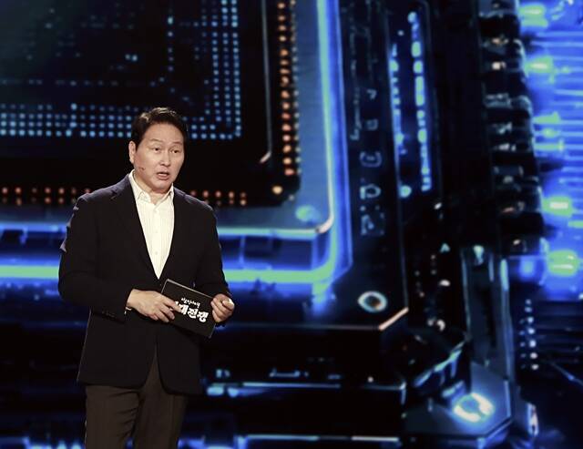 최태원 SK 회장이 지난 28일 방영된 KBS 다큐 인사이트 '인재전쟁2 – 최태원의 대답' 에 출연해 AI 인재상에 대해 강연하고 있다. /SK그룹