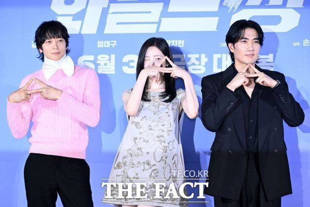 배우 강동원 박지현 엄태구(왼쪽부터)가 영화 '와일드 씽' 속 아이돌 그룹 트라이앵글 멤버로 변신한다. 사진은 지난 7일 개최된 영화 ‘와일드 씽’ 제작보고회에 참석한 모습. /서예원 기자
