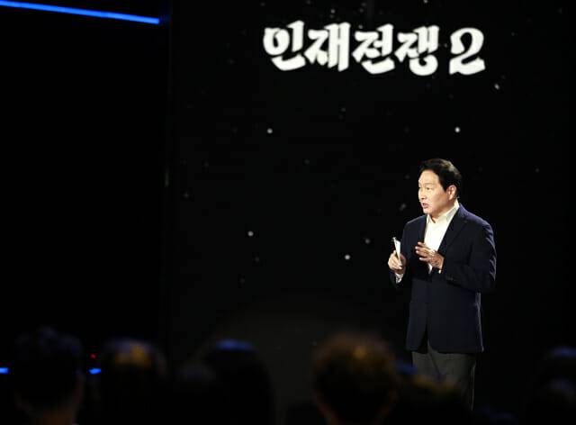 최태원 SK 회장이 28일 방영된 KBS 다큐 인사이트 '인재전쟁2 – 최태원의 대답' 에 출연해 AI 인재상에 대해 강연하고 있다. (사진=SK그룹)