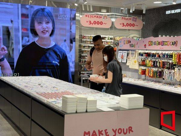 26일 오전 서울 명동에 위치한 미미라인에서 외국인 관광객들이 키캡을 만들고 있다. 한예주 기자