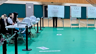 오전 6시 투표 개시 선언과 함께 각 정당 및 후보자 측에서 추천된 투표참관인들이 참관인석에 자리를 잡고 있다. 이준경 기자