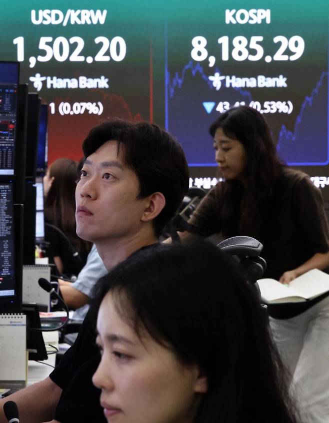 28일 서울 하나은행 본점 딜링룸에서 딜러들이 업무를 보고 있다. 연합뉴스
