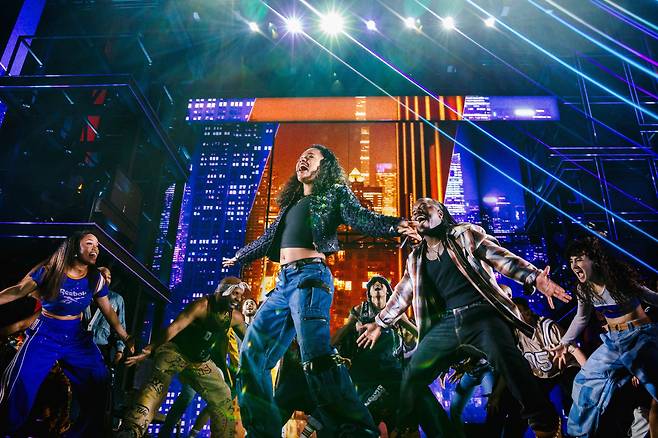브로드웨이 뮤지컬 ‘헬스키친’은 드럼 스틱과 버킷을 활용한 비트와 스트리트 댄스 스타일의 안무로 1990년대 뉴욕 맨해튼의 거칠고 생생한 에너지를 무대 위에 구현해 호평받았다. 토니상 여우주연상을 받은 주인공 ‘앨리’ 역 멀리아 조이 문(맨 앞)의 공연 모습. /사진가 마크 프랭클린