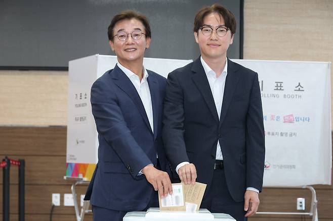 <YONHAP PHOTO-4472> 사전투표 함께하는 전재수·하정우 (부산=연합뉴스) 손형주 기자 = 더불어민주당 전재수 부산시장 후보와 하정우 북갑 국회의원 보궐선거 후보가 29일 부산 북구 덕천2동 행정복지센터에 마련된 사전투표소에서 투표를 하고 있다. 2026.5.29 handbrother@yna.co.kr/2026-05-29 12:21:04/<저작권자 ⓒ 1980-2026 ㈜연합뉴스. 무단 전재 재배포 금지, AI 학습 및 활용 금지>