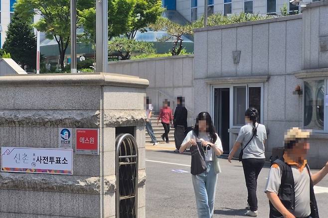 29일 서울 서대문구 신촌 사전투표소에서 투표를 마친 사람들이 나오고 있다./임희재 기자