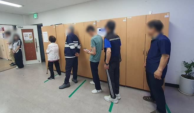 제9회 전국동시지방선거 사전투표 첫날인 29일 오전 5시 50분께 서울 마포구 염리동 주민센터에 마련된 사전투표소에서 시민들이 줄을 서서 순서를 기다리고 있다. 사진=최승한 기자