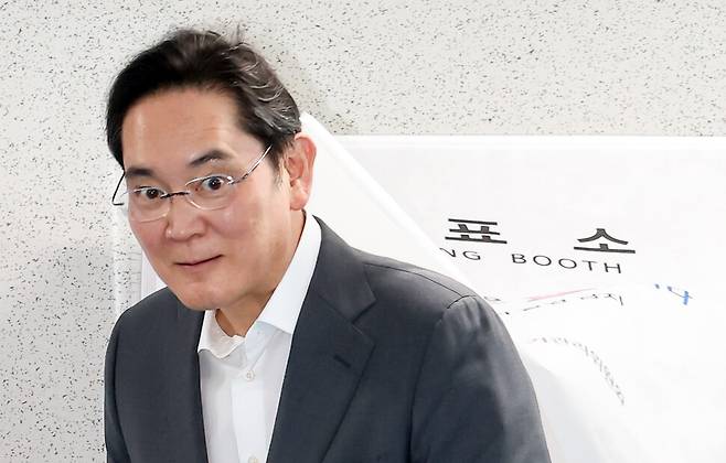 이재용 삼성전자 회장이 29일 서울 용산구 한남동 주민센터에 마련된 제9회 전국동시지방선거 사전투표소에서 투표하고 있다. 연합뉴스