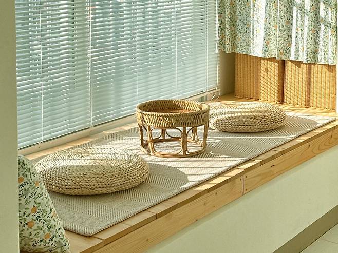 경기 김포시 김리하씨 부부의 자택 침실 쪽 발코니. 화단으로 설계돼 있던 부분에 목공 인테리어를 해 평상 홈카페로 만들었다. 김씨 제공