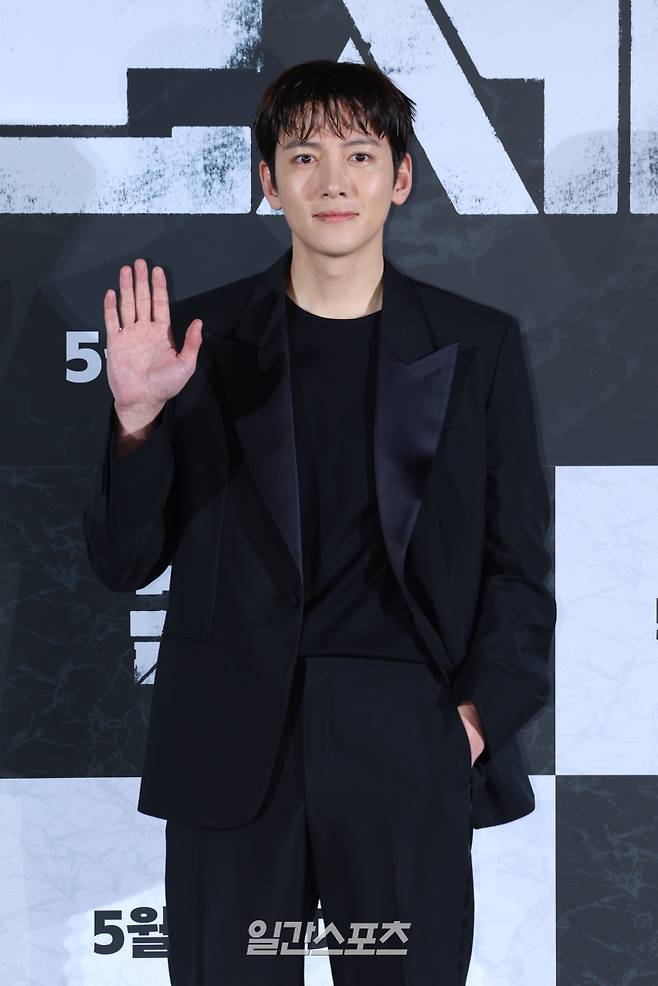 배우 지창욱이 6일 오전 서울 용산구 CGV용산아이파크몰에서 열린 영화 '군체' 제작보고회에 참석해 포토타임을 갖고 있다. '군체'는 정체불명의 감염 사태로 봉쇄된 건물 안, 고립된 생존자들이 예측할 수 없는 형태로 진화하는 감염자들에 맞서 벌이는 사투를 그린 영화. 오는 5월 개봉. 서병수 기자 qudtn@edaily.co.kr /2026.04.06/