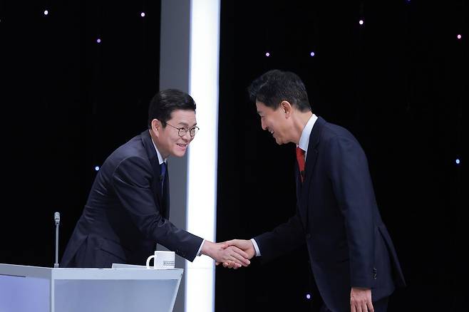 더불어민주당 정원오 서울시장 후보와 국민의힘 오세훈 서울시장 후보가 28일 서울 마포구 SBS프리즘타워에서 열린 제9회 전국동시지방선거 서울시장 후보 초청 토론회에 앞서 악수를 하고 있다. 뉴스1