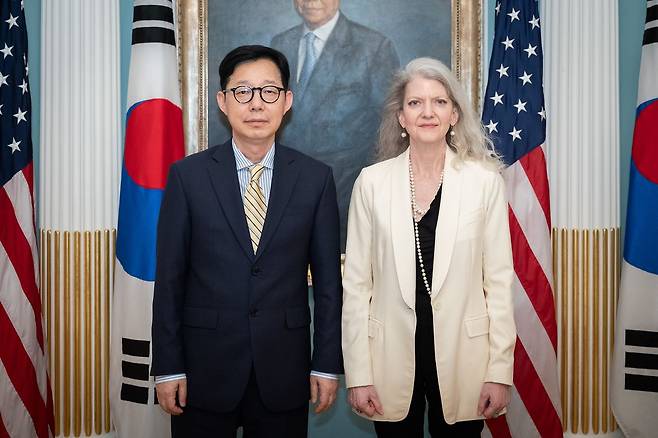박윤주 외교부 1차관(왼쪽)과 앨리슨 후커 미국 국무부 정무차관이 지난 19일(현지시간) 미 워싱턴DC 국무부 청사에서 회담에 앞서 기념사진을 촬영하고 있다. 사진 외교부