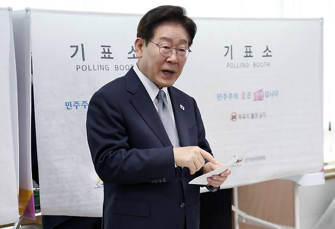 이재명 대통령이 제9회 전국동시지방선거 사전투표 첫 날인 29일 오전 서울 종로구 삼청동주민센터를 찾아 투표 과정에서 투표 도장 문의를 하고 있다. 전민규 기자