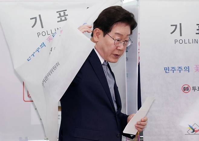 이재명 대통령이 29일 서울 종로구 삼청동 주민센터에 마련된 사전투표소에서 투표를 하고 있다. 뉴스1