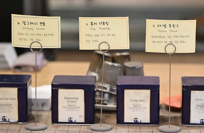 로얄 밀크티는 고정 메뉴 8개와 매달 바뀌는 스페셜 메뉴 1개로 운영중이다. 총 9개의 찻잎 중에 하나를 고르면 된다.