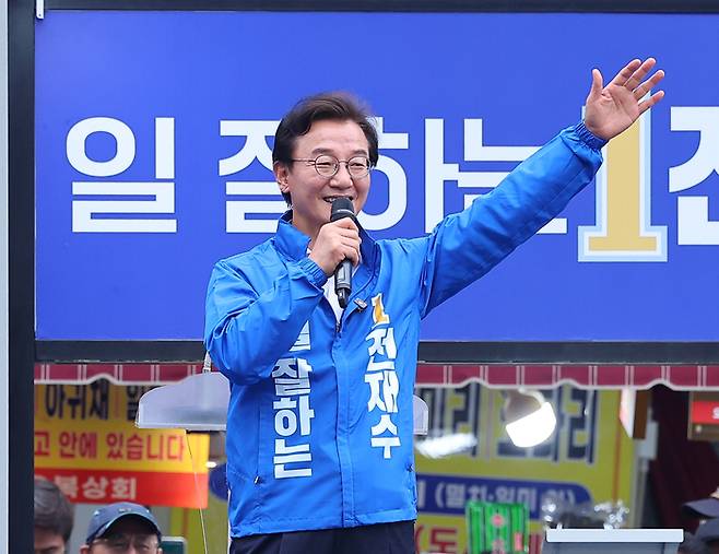 더불어민주당 전재수 부산시장 후보가 지난 21일 오후 부산 부산진구 부전역에서 출정식을 열고 유세차에 올라 발언하고 있다. <연합뉴스>