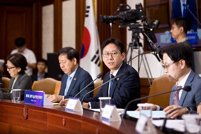 배경훈 부총리 겸 과학기술정보통신부 장관이 29일 오전 서울 종로구 정부서울청사 본관 영상회의실에서 ‘제9회 과학기술관계장관회의’ 를 주재하고 있다. 왼쪽부터 구윤철 부총리 겸 재정경제부 장관, 배경훈 부총리, 김정관 산업통상부 장관. <사진=과기정통부>