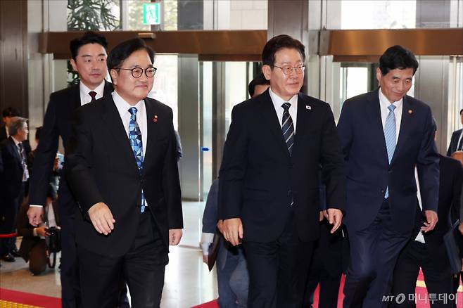 (서울=뉴스1) 국회사진기자단 = 이재명 대통령이 2일 서울 여의도 국회에서 26조2000억 원 규모의 2026년도 1차 추가경정예산안에 대한 시정연설을 하기 전 우원식 국회의장과 환담을 위해 발걸음을 옮기고 있다. 이번 추경안은 중동 사태 장기화로 발생한 고유가·고환율·고금리 등 이른바 '3고(高) 현상'에 대응하고 민생 회복을 도모하기 위해 편성됐다. 2026.4.2/뉴스1 Copyright (C) 뉴스1. All rights reserved. 무단 전재 및 재배포, AI학습 이용 금지. /사진=(서울=뉴스1) 국회사진기자단