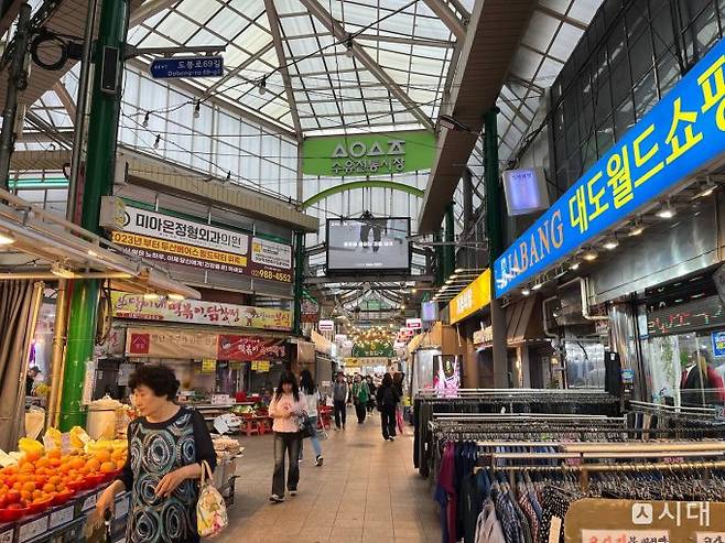 6·3 지방선거 사전투표를 이틀 앞둔 지난 27일, '동행미디어 시대' 취재진이 마포·강남·은평·서대문·강북·성북·성동 등 서울 전역을 돌며 만난 시민 상당수는 지지 정당이나 정치 성향을 드러내는 것을 극도로 꺼렸다. 사진은 강북구 수유시장 전경. /사진=동행미디어 시대