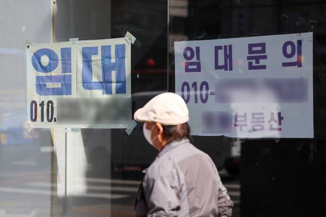 서울 종로2가 대로변 건물에 ‘임대’ 안내문이 붙어 있다./사진=뉴스1