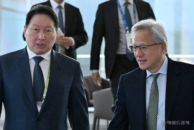 젠슨 황(오른쪽) 엔비디아 CEO가 지난해 10월 31일 경북 경주시 경주예술의전당에서 열린 APEC CEO SUMMIT KOREA 2025에 참석해 최태원 대한상공회의소 회장과 환담을 나누고 있다. 경주=임세준 기자