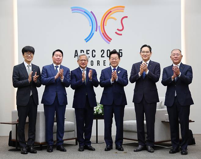 이재명 대통령이 31일 APEC 정상회의장인 경주화백컨벤션센터에서 젠슨 황 엔비디아 최고경영자 접견에 앞서 국내 기업 대표들과 함께 기념촬영을 하고 있다. 왼쪽부터 이해진 네이버 이사회 의장, 최태원 SK그룹 회장, 젠슨 황, 이재명 대통령, 이재용 삼성전자 회장, 정의선 현대차그룹 회장. <연합뉴스>