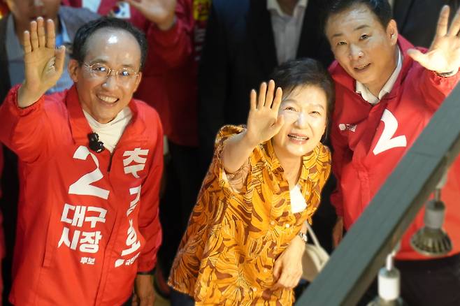 박근혜 전 대통령이 지난 23일 추경호 국민의힘 대구시장 후보와 함께 대구 북구 칠성시장을 방문했다. 추경호 후보 제공